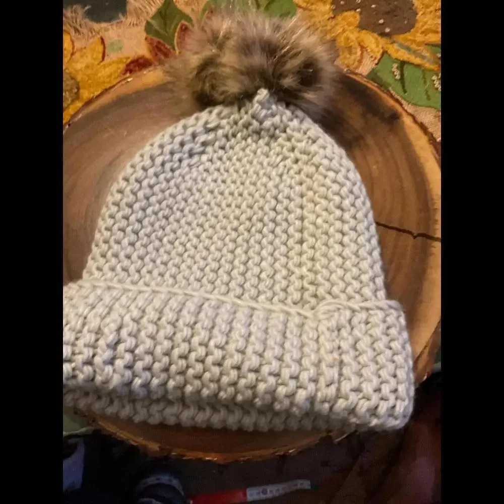 Cozy Knit Beanie with Faux Fur Pom Pom - Light Gray